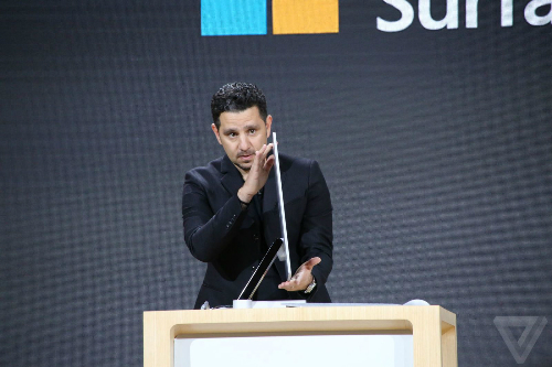 Microsoft ra bộ đôi máy tính Surface mới cạnh tranh với Apple