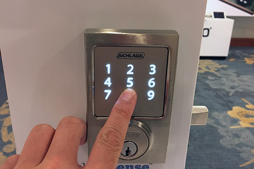 Khóa cửa thông minh điều khiển bằng iPhone